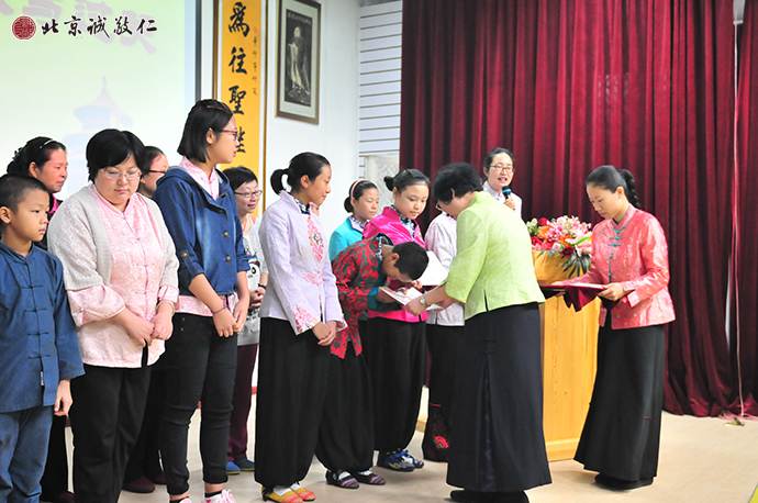 北京誠敬仁董事長楊淑芬老師為大家頒發獲獎證書及獎品