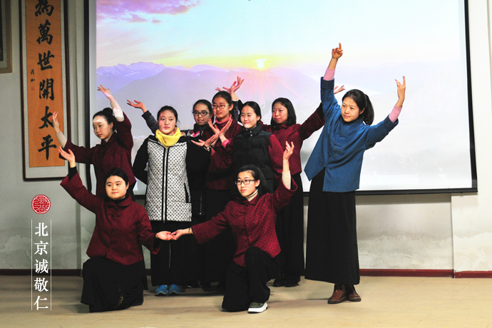 楊老師現場指導：冰凌花很耐寒，大家要把她的正氣表演出來！