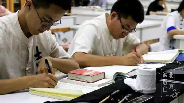 每天課間睡前，他們都用來記錄日記